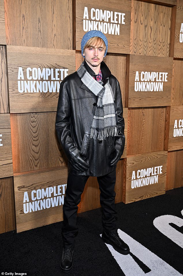 Chalamet je nosio plavu pletenu kapu, kožnu jaknu, gingham šal i karirano kopčanje