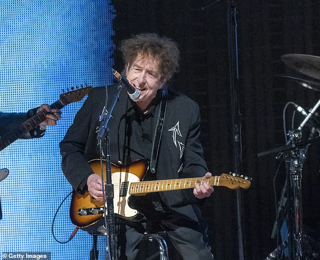 Danas, 83-godišnja legenda ima svoje prirodne, bez napora raščupane crnke; Bob Dylan viđen u rujnu 2023