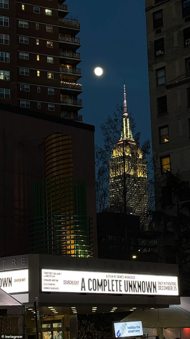 Kasnije tijekom večeri Chalamet je objavio fotografiju vanjskog izgleda kazališta s Empire State buildingom u pozadini