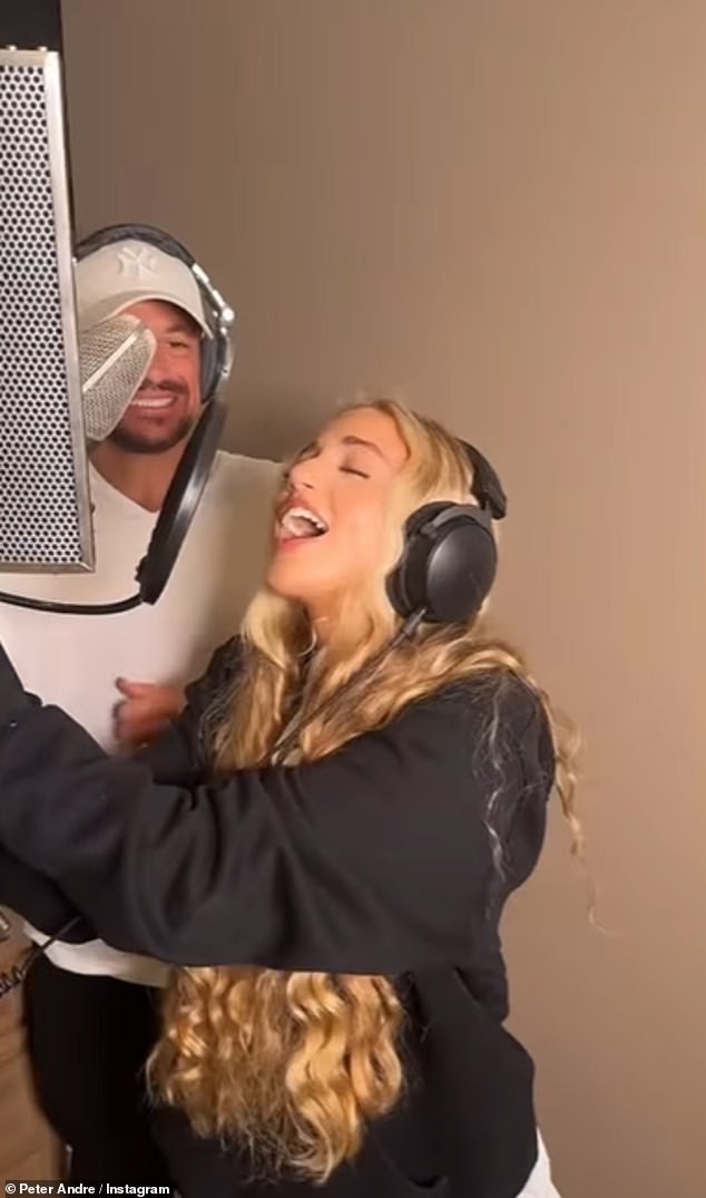 Dolazi nakon što je Princess prošli mjesec zadirkivala iznenađujući potez u karijeri, godinu dana nakon što je potpisala četveroznamenkasti ugovor za svoj prvi posao modela s PrettyLittleThingom
