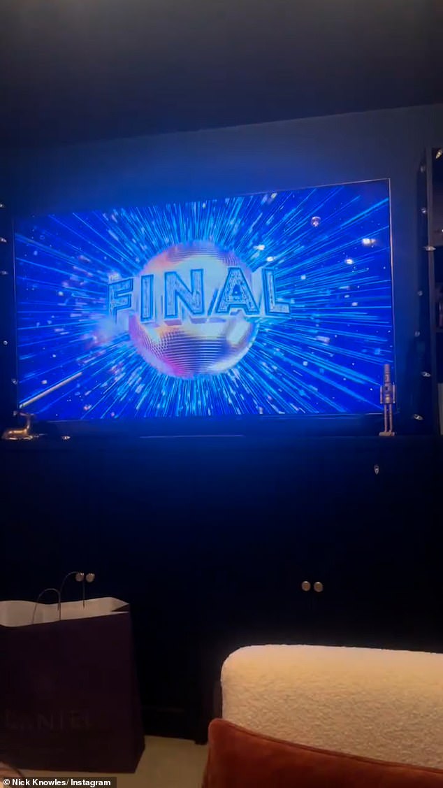 62-godišnja zvijezda snimila se kako gleda nastup uživo iz udobnosti doma svoje zaručnice Katie Dadzie u Berkshireu