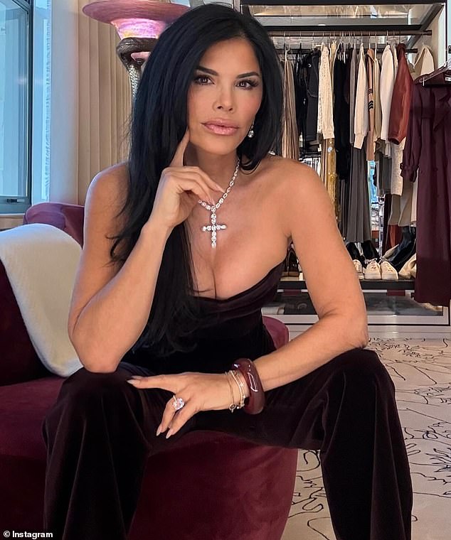Lauren Sánchez - 54-godišnja medijska ličnost koja je zaručena za milijardera, osnivača Amazona - podijelila je dvije objave sa svojim pratiteljima na Instagramu koje su malo zavirile u noć
