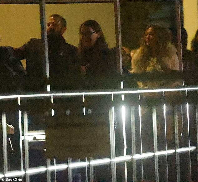 Nakon što su se djeca posljednji put naklonila na pozornici, moglo se vidjeti kako dvostruki dobitnik Oscara (52) strpljivo čeka da čestita i Finu, kojeg dijeli s Garnerom, i njegovom posinku, Emme, 16, koja koristi rodno neutralne zamjenice , oni/oni