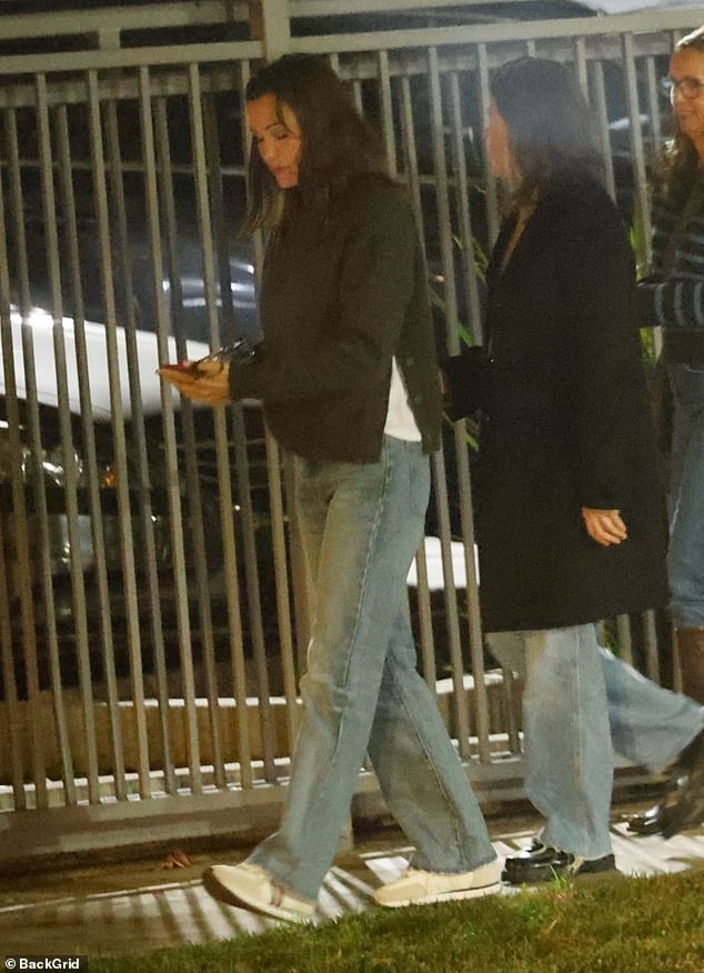 Garner je pokušao ostati suzdržan u udobnom džemperu, svijetlim trapericama i bijelim tenisicama