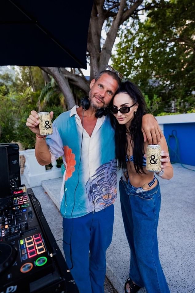 Šef noćnog kluba Julian Tobias služio je kao DJ tijekom cijelog događaja. Na fotografiji s Amirom Ross