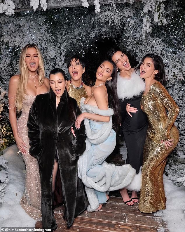Obitelj Kardashian-Jenner poznata je po organiziranju epske, luksuzne zabave za Badnjak svake godine koja često uključuje popis gostiju prepun zvijezda; viđen u prosincu 2023
