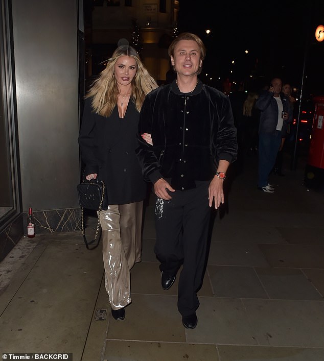 Chloe Sims je u subotu uživala u noćnom izlasku s Jonathanom Chebunom u Mayfairu dok su zajedno boravili u bogatom londonskom gradu