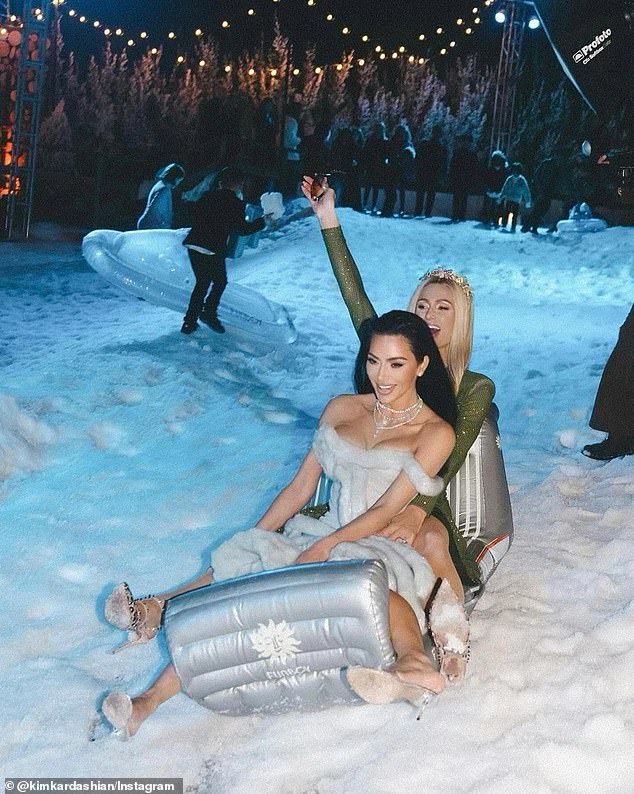 Prošlogodišnja proslava održana je u Kiminoj kući i uključivala je popis gostiju prepun zvijezda, uključujući Paris Hilton; Viđen u prosincu 2023