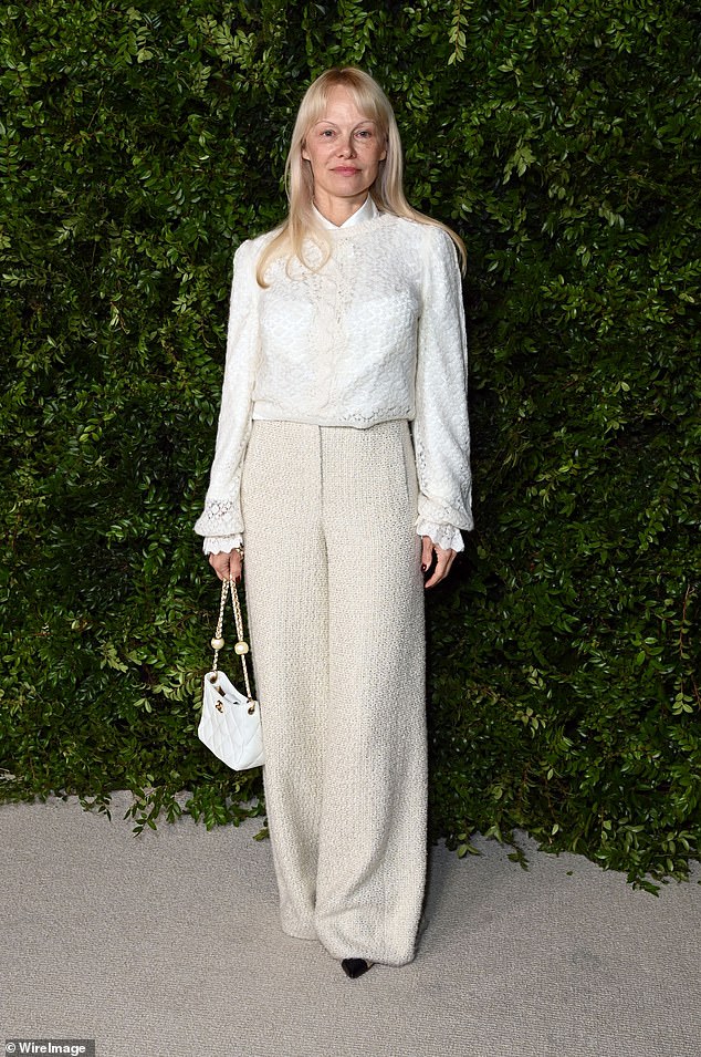 'Pamela ljubazno dijeli svoj trenutak s nama. Nastavljam navijati za nju, tako je zabavno gledati je kako blista,' rekla je Miley; Pamela viđena u prosincu