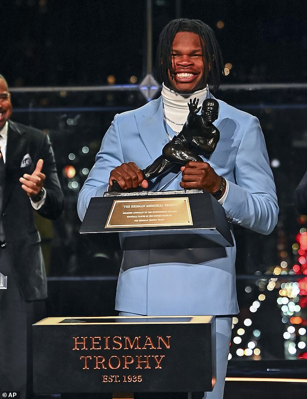 Zvijezda Colorada Travis Hunter osvojio je Heisman Trophy u subotu navečer u New Yorku