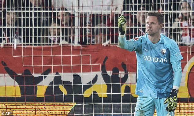 Bundesligaški okršaj Union Berlina protiv Bochuma na dnu ljestvice prekinut je u subotu nakon što je vratara Patricka Drewesa pogodio projektil