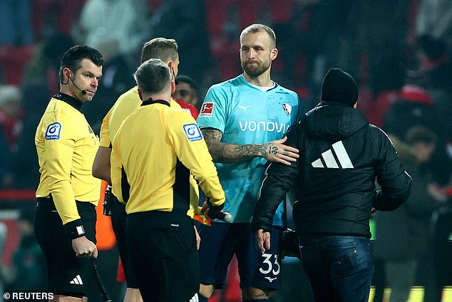 Umjesto toga, Bochum je morao igrati protiv napadača Philippa Hofmanna na golu preostalih nekoliko minuta
