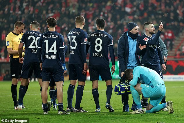 Njemačkom je vrataru bila potrebna liječnička pomoć prije prekida utakmice
