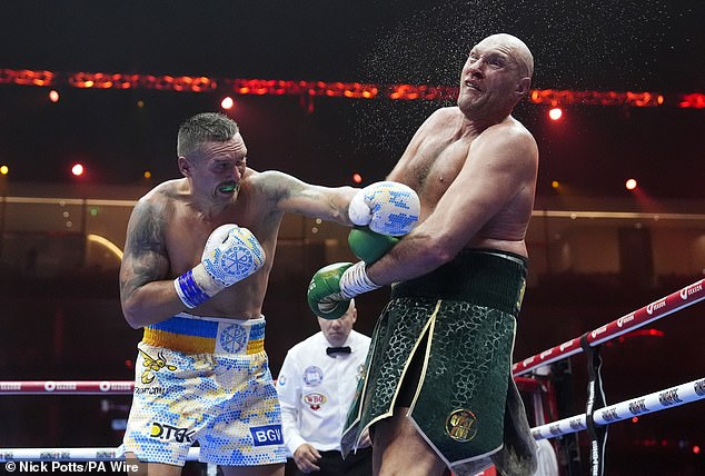 Oleksandr Usyk (lijevo) u subotu će se suočiti s Tysonom Furyjem u revanšu za naslov svjetskog prvaka u teškoj kategoriji