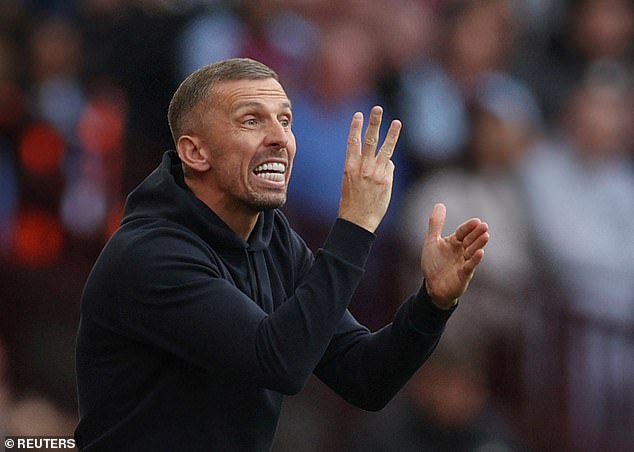 Gary O'Neil okrivio je svoje braniče što se nisu uspjeli nositi sa stresom borbe za ispadanje prije nego što je dobio otkaz u nedjelju