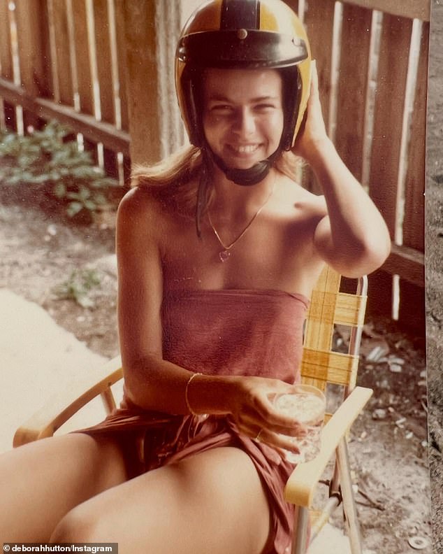 Ona je televizijska voditeljica, model i bivša urednica časopisa sa strašću prema modi. A Deborah Hutton dokazala je da je oduvijek bila kraljica kada je u pitanju stil kada je ovog vikenda na Instagramu objavila povratnu sliku svog vrhunca. Na slici u povratku