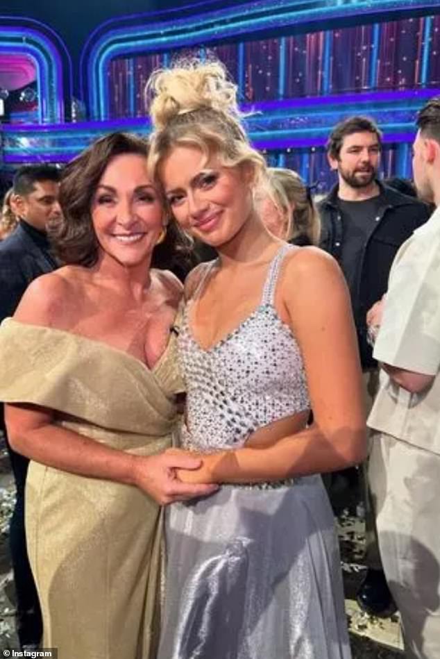 Na drugom mjestu glavna sutkinja Shirley Ballas pozirala je sa zvijezdama serije uključujući Tashu Ghouri (viđeno) dok su se glumci i ekipa puštali iza pozornice u finalu