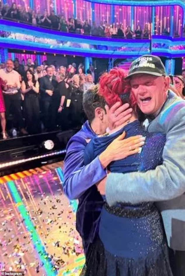 Pobjednica Strictly Come Dancing Dianne Buswell podijelila je slatki zagrljaj sa svojim roditeljima u jednom od brojnih trenutaka iza pozornice finala u subotu navečer