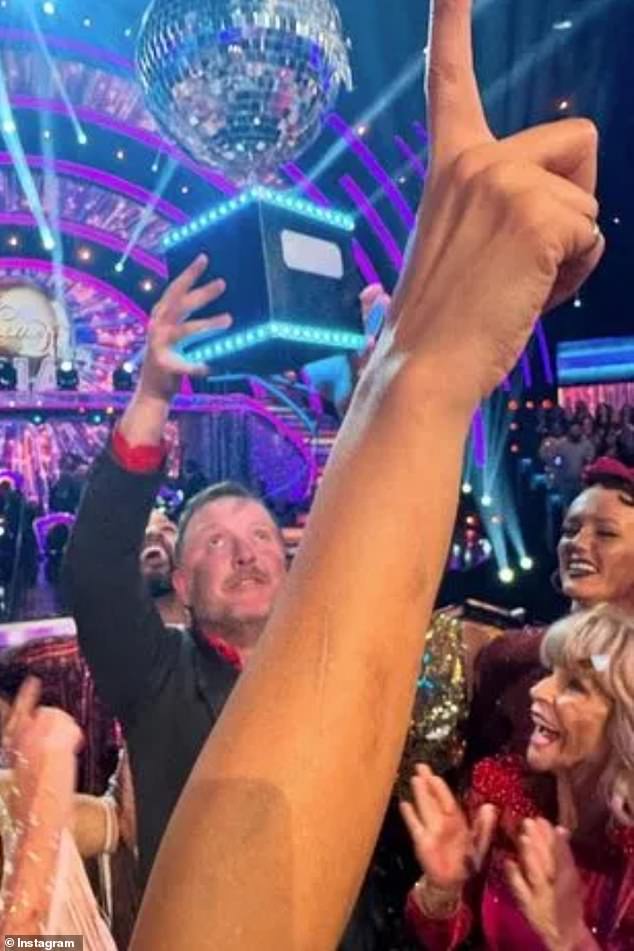 Profesionalna plesačica (34) i njezin partner komičar Chris McCausland (47) okrunjeni su prvacima 2024. nakon što je komičar ušao u povijest kao prvi slijepi natjecatelj i pobjednik showa