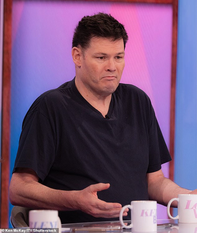 Zvijezda serije Chase Mark Labbett (59) žestoko je udario bivšu Hayley Palmer (42) i ustvrdio da njihova veza 'nije ozbiljna'