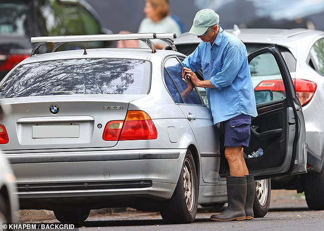 Ukrcao je svoje namirnice u svoj srebrni BMW prije nego što je sjeo u auto