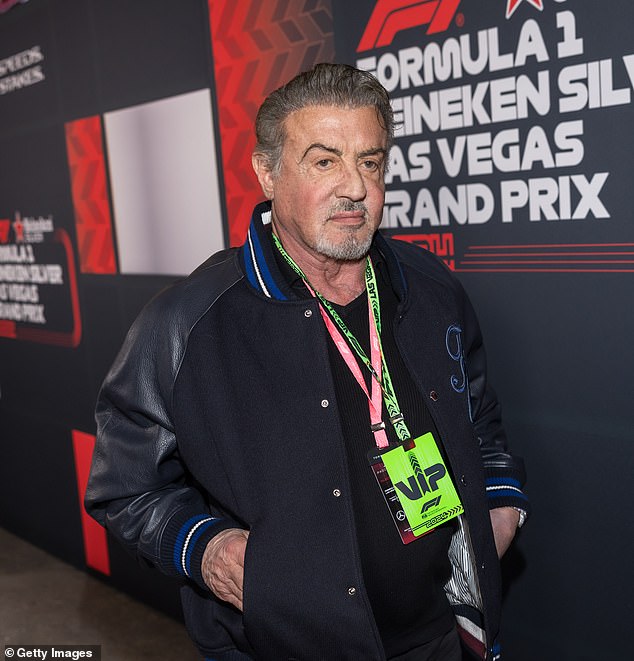 Sylvester Stallone, 78, uznemirio je susjede u luksuznom dijelu Palm Beacha na Floridi bizarnim planom izgradnje podvodne barijere u blizini njegove vile vrijedne 35 milijuna dolara. Slikano prošli mjesec u Las Vegasu