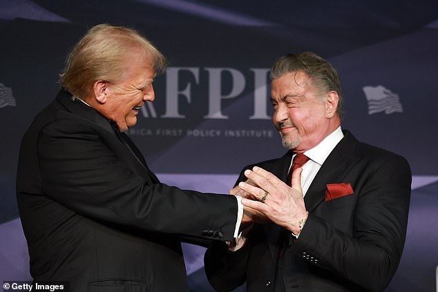 Bude li Stallone trebao eskalirati problem do totema, on u blizini ima moćnog prijatelja u novoizabranom predsjedniku Donaldu Trumpu, s kojim je slikan prošlog mjeseca u Mar-a-Lagu