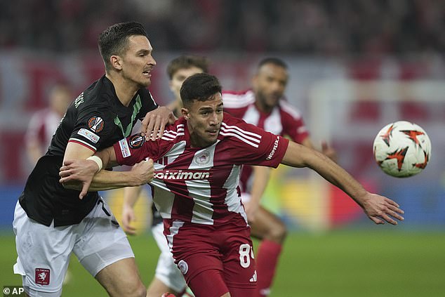 Manchester United navodno skautira napadača Olympiacosa Charalamposa Kostoulasa