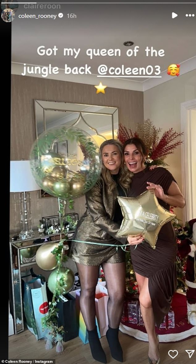 WAG je izgledala svježeg lica nakon pijane zabave dobrodošlice kući Ja sam slavna osoba sa svojim prijateljima i obitelji u nedjelju (na slici s rođakinjom supruga Waynea, Claire)
