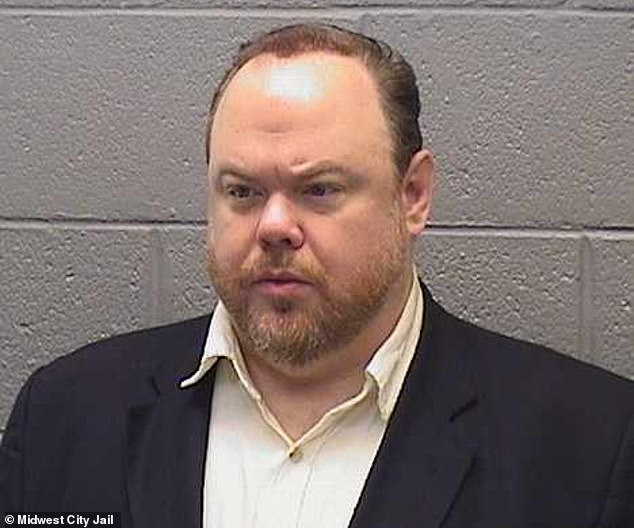 U prosincu 2021. uhićen je pod optužbom za obiteljsko nasilje nakon što je navodno zadavio svoju djevojku u hotelskoj sobi u Oklahomi