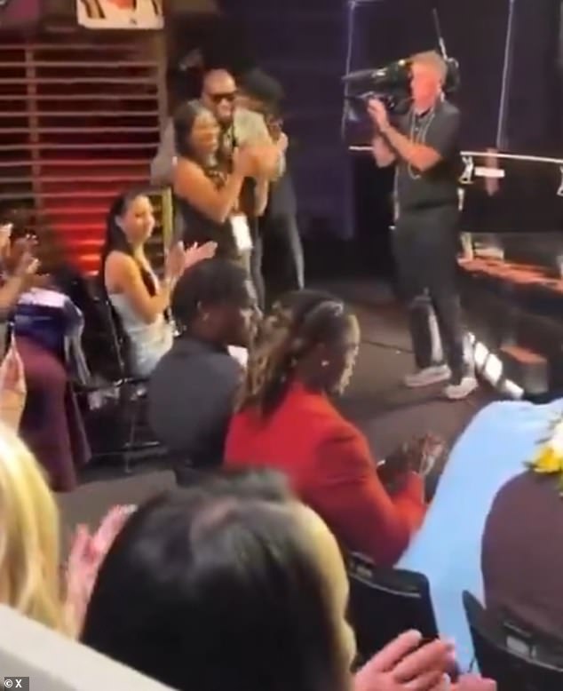 Lenee je isprva ostala sjediti nakon što je Travis Hunter proglašen pobjednikom Heismana