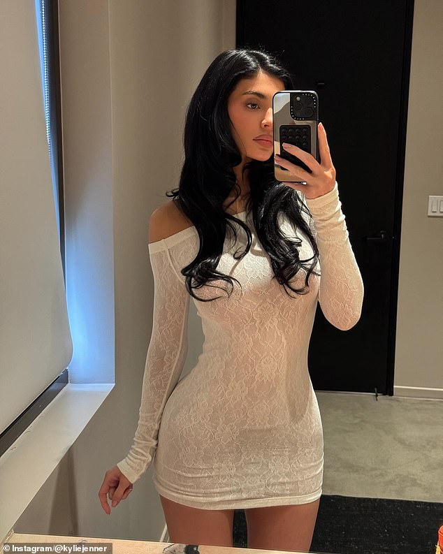 Kylie je pokazala svoje sitno tijelo u bijeloj čipkastoj haljini dok je pozirala za Instagram fotografiju