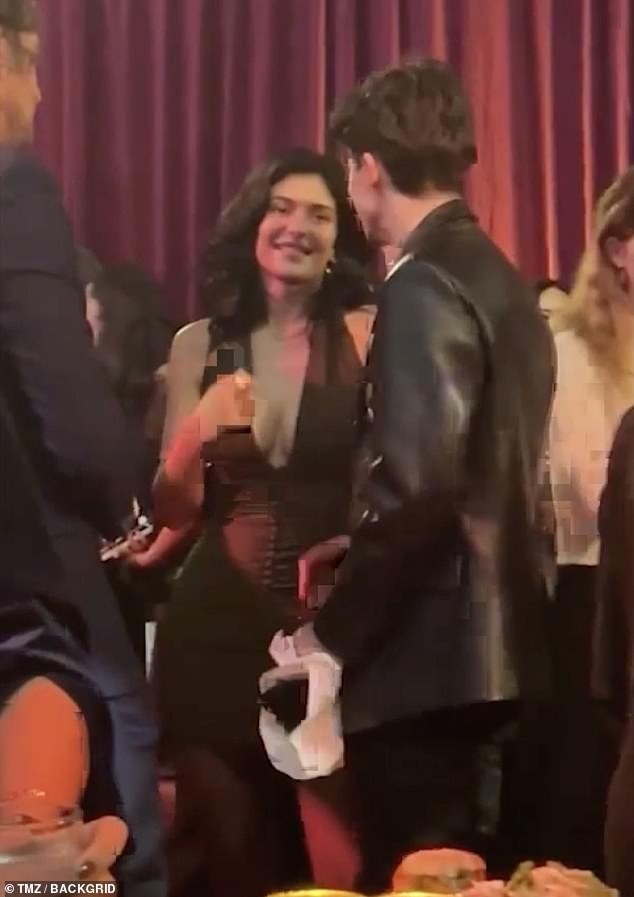 Reality zvijezda (27) i kandidat za Oscara (28) snimljeni su kako razgovaraju ruku pod ruku na večeri u Dolby Theatreu, a nazočna je bila i Kyliena mama Kris Jenner (69).