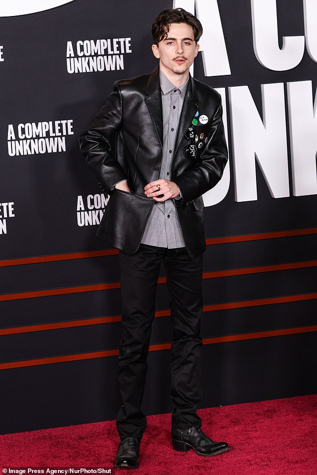 Chalamet je solo pozirao na crvenom tepihu prije nego što se pridružio svojoj djevojci unutra