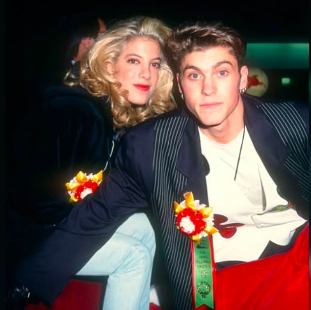 Izlazak u kupovinu i ručak dolazi nakon što je Tori otkrila da je upucana iz BB pištolja tijekom božićne parade u Hollywoodu 1992., kojoj je prisustvovala s Brianom Austinom Greenom