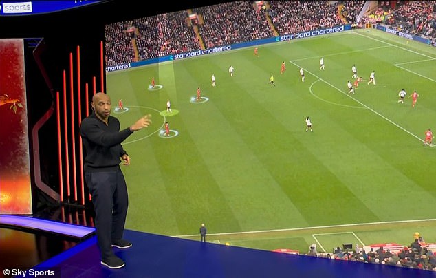 Henry je slikao kako analizira remi Liverpoola 2-2 protiv Fulhama koristeći ogroman ekran u studiju