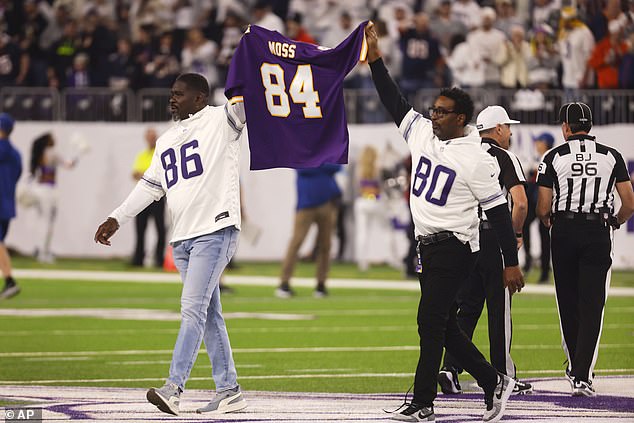 Jake Reed (L) i Cris Carter (R) donijeli su Mossov dres na uvodno bacanje novčića u ponedjeljak