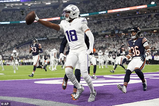 Wide receiver Vikingsa Jefferson slavi hvatanje prvog touchdowna u igri