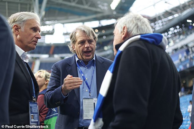 Njegov potpis označio je Chelseajev divlji pristup na tržištu transfera nakon preuzimanja Todda Boehlyja (u sredini) i Clearlake Capitala