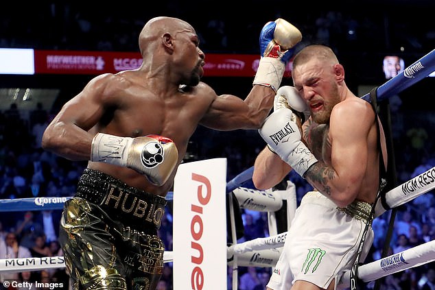 McGregor se suprotstavio bivšem boksačkom svjetskom prvaku u pet kategorija u profesionalnom susretu 2017., izgubivši tehničkim nokautom