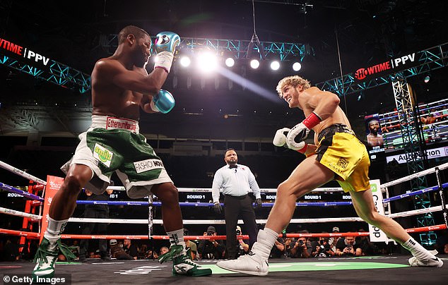 Logan Paul borio se protiv Floya Mayweathera (lijevo) 2021. u egzibicijskom meču bez bodova