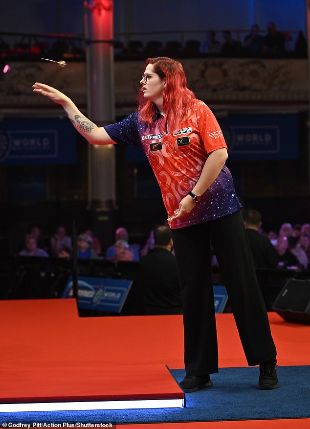 Noa-Lynn van Leuven bila je prva trans žena koja je igrala na televizijskom turniru kada se natjecala u Betfred Womens World Matchplay Darts u srpnju 2023.
