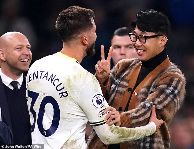 Bentancur je dobio zabranu zbog upotrebe 'rasne uvrede' protiv svog momčadskog kolege Son-Heung Mina (desno)