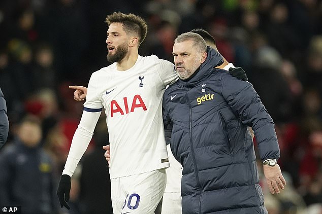 Trener Spursa Ange Postecoglou (desno) nadao se da će Bentancuru (lijevo) biti smanjena zabrana