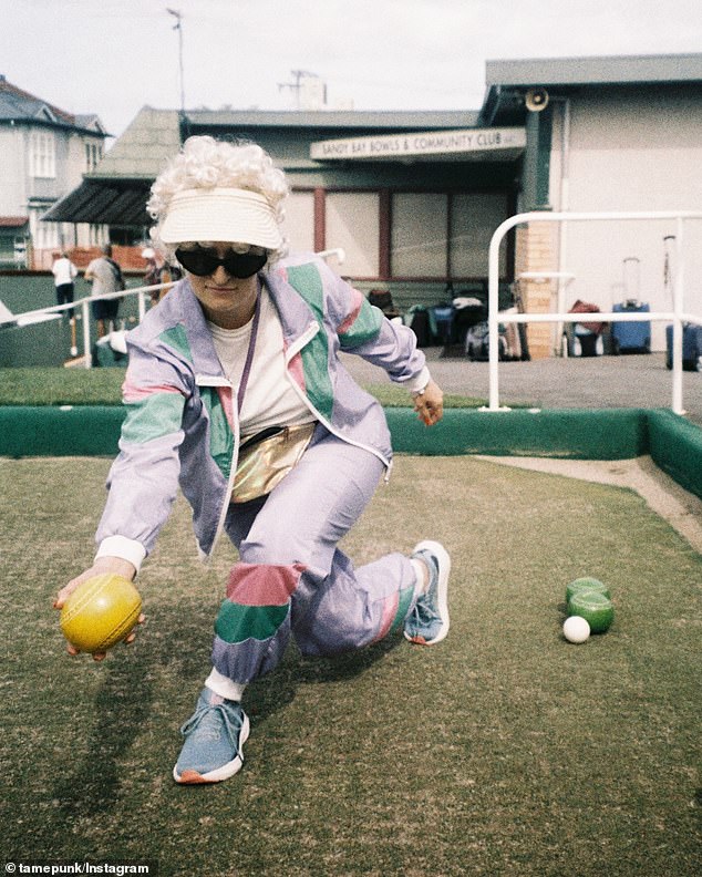 Bivša Australka godine naslovila je objavu 'Grannies Gold Wild', dodavši emoji vozila hitne pomoći i šampanjca