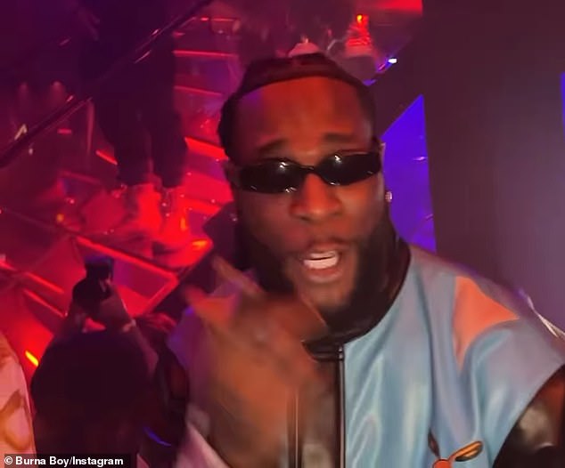 Burna je u utorak najavio da će uskoro objaviti svoj osmi studijski album, No Sign of Weakness, na kojem će se naći njegov novi singl Bundle by Bundle