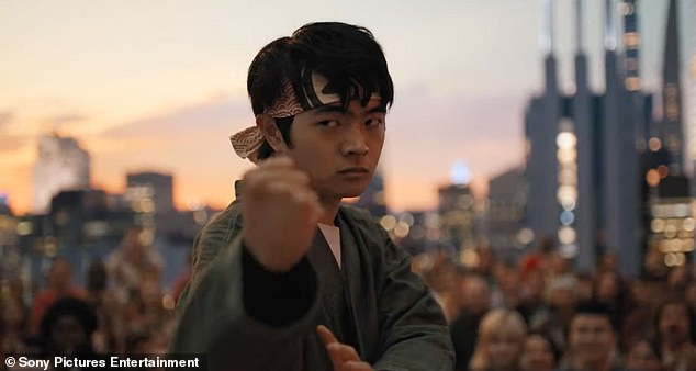 Njihovi legendarni likovi udružuju se i rade zajedno kako bi pomogli trenirati karate čudo Li Fong, kojeg tumači pridošlica Ben Wang, 24, za ultimativni borilački obračun
