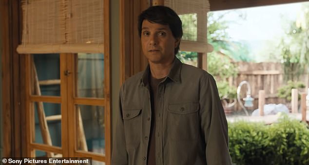 On traži pomoć od originalnog karate klinca Daniela LaRussoa. Macchio, 63, zvijezda originalne filmske trilogije i Netflixove revitalističke serije Cobra Kai, dok je Daniel LaRusso iznenađen što ga je Han pronašao u Miyagi-do Dojou