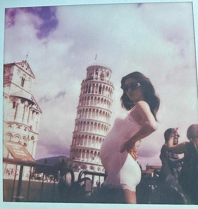 Zapanjujuća djevojka nosila je bijelu usku hlaču s detaljima od čipke - stavljajući svoj trudnički trbuščić na vidjelo