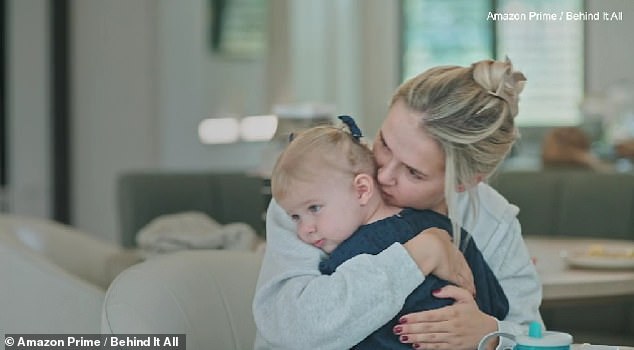 Molly-Mae zatim je snimljena kako grli kćer Bambi govoreći: 'Osjećam se kao da te ponekad stvarno pogodi što sam sada sama u ovome'